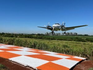 A Prefeitura de Americana, por meio da Secretaria de Obras e Serviços Urbanos (Sosu), concluiu nesta terça-feira (30) a revitalização da sinalização da cabeceira da pista e do lado externo do Aeroporto Municipal Augusto de Oliveira Salvação