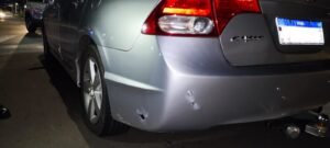 A equipe de patrulhamento recebeu informações de que um Honda Civic prata estava ostentando um emplacamento diferente, que havia sido reportado como furtado de outro veículo
