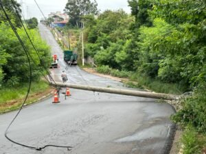 Na manhã desta terça-feira (23), a Guarda Municipal de Americana foi acionada para atender a uma ocorrência envolvendo uma carreta que colidiu com um poste de energia da Companhia Paulista de Força e Luz