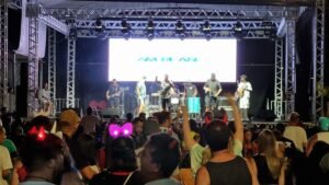 Evento reuniu 3 mil pessoas na Orla da Praia dos Namorados e segue neste domingo.