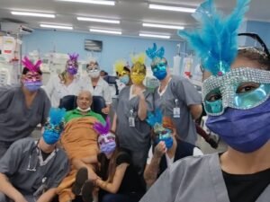 A equipe da Hemodiálise do Hospital Municipal Dr. Waldemar Tebaldi organizou uma celebração antecipada de Carnaval para os pacientes da ala nesta quinta (8) e sexta-feira (9)
