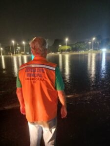 A imagem ilustra as fortes chuvas e o trabalho da Defesa Civil