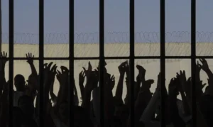 A Comissão de Segurança Pública (CSP) do Senado aprovou nesta terça-feira (6) projeto de lei que acaba com a concessão do benefício da saída temporária a presos, mantendo apenas para que possam estuda