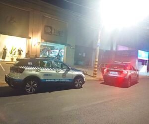 Um homem de 40 anos foi preso na manhã desta sexta-feira (2) após invadir um estabelecimento comercial na Rua das Acácias, em Americana, e furtar um aparelho celular e dinheiro do caixa