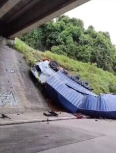 De acordo com informações do boletim de ocorrência, o acidente teria sido desencadeado após uma discussão entre o condutor de outro caminhão e a vítima