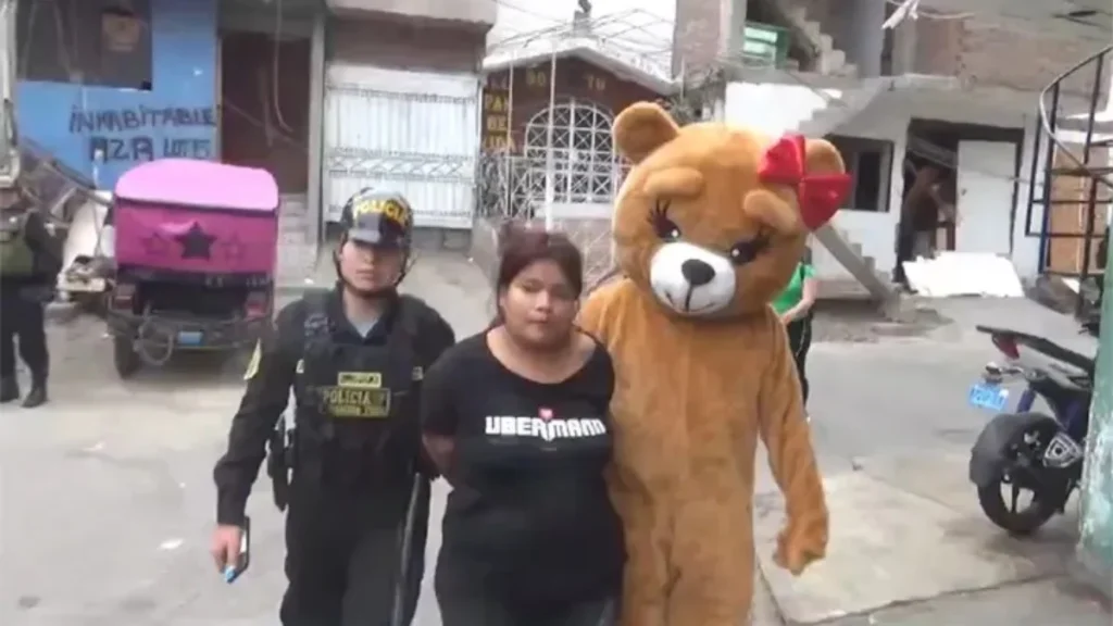 Um policial se vestiu de urso durante o Valentine's Day no Peru nesta quarta (14) para prender suspeitas de participarem de tráfico de drogas