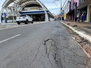 Para a recuperação da malha viária, uma faixa de rolamento da via será interditada e sinalizada