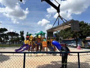A Prefeitura de Americana, por meio da Secretaria de Obras e Serviços Urbanos (Sosu), instalou nesta terça-feira (6) os mobiliários urbanos (bancos, mesas e floreiras) nas praças Maçônica, no bairro Werner Plaas, e Sergio Miante (Vó Palmira), no Jardim Nossa Senhora do Carmo