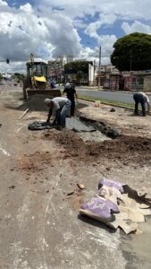Os servidores estão realizando a sondagem das galerias e aduelas localizadas próximas ao cruzamento com a Rua Anhanguera, além do reparo da caixa de galeria entre as Ruas Duque de Caxias e Padre Manoel de Nóbrega