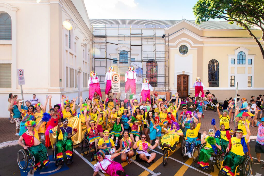 O Instituto Pernas da Alegria promoveu neste domingo (11) um carnaval inclusivo em Santa Bárbara d'Oeste