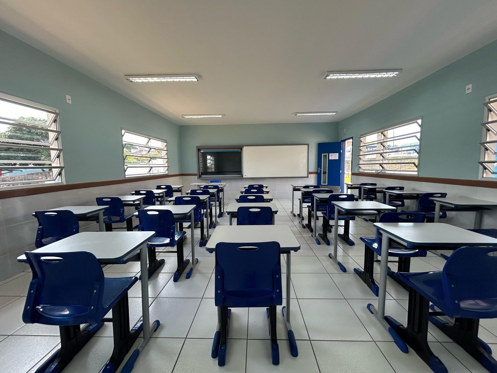 São seis salas de aula, playground, sala de atividades, sala multiuso e quadra coberta