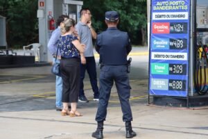 O presidente da Câmara Municipal de Americana, vereador Thiago Brochi (sem partido), acompanhou na sexta-feira (23) o trabalho de fiscalização realizado em um posto de combustíveis na Avenida Bandeirantes, após denúncia de
