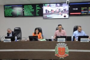 Com 16 votos favoráveis, um contrário e uma ausência em discussão única, foi acatado o veto total ao projeto de lei de autoria do vereador Renan de Angelo, que institui o cadastro municipal de identificação das pessoas com deficiência de qualquer natureza e mobilidade reduzida no município de Americana