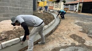 Nesta sexta-feira (2), as equipes realizaram melhorias de sarjetões, guias, sarjetas, calçadas, galeria e reparo asfáltico