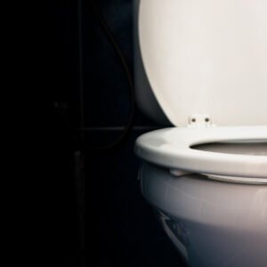 Menina de 7 anos morre após queda em vaso sanitário