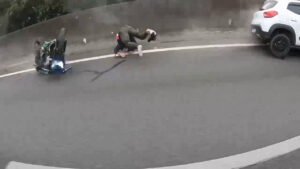 O acidente ocorreu em meio a uma manobra imprudente por parte do condutor do Renault, que, de forma arriscada, tentava ultrapassar um grupo de motociclistas