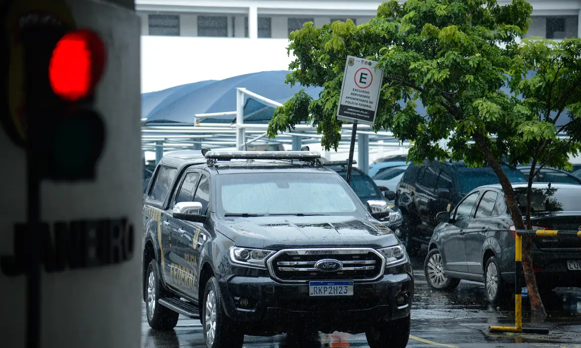 Operação da Polícia }Federal prendeu três acusados neste domingo.