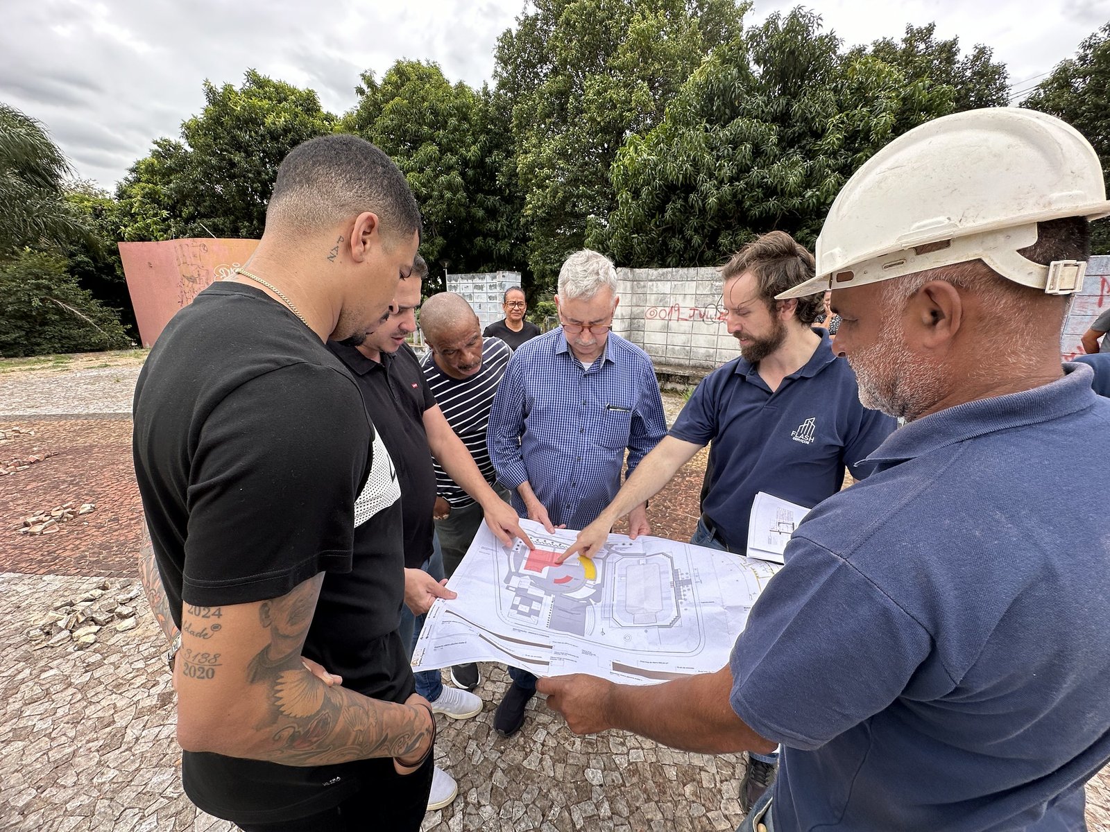 Prefeito Chico vistoria início da reforma da Praça de Esportes do Zanaga