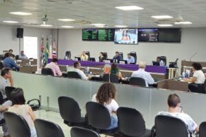 Vereadores aprovaram reajuste para servidores da prefeitura e Câmara e congelaram subsídios de agentes políticos.