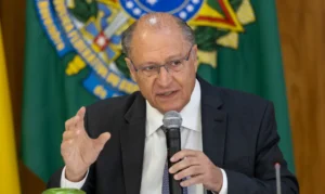 Assessoria de imprensa informou que vice-presidente tem sintomas leves da doença.