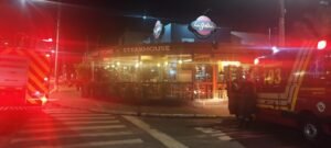 Bombeiros impedem incêndio de avançar em restaurante em Americana