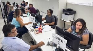 Justiça Eleitoral de São Paulo (TRE-SP) vai realizar plantões e ampliar o horário de atendimento em todo o estado a partir de maio para receber quem precisa tirar o título ou regularizar o documento.