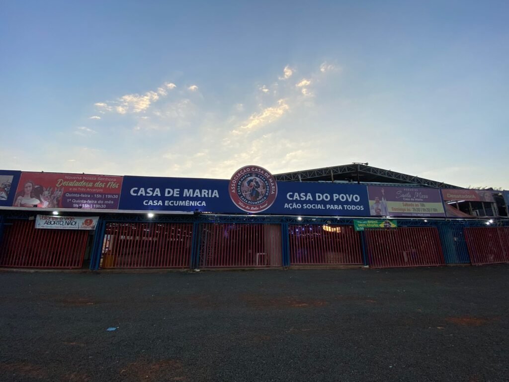 Casa de Maria anuncia sala inclusiva para crianças autistas enquanto mães assistem missa