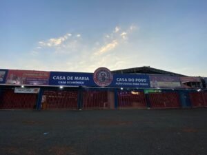 Casa de Maria anuncia sala inclusiva para crianças autistas enquanto mães assistem missa