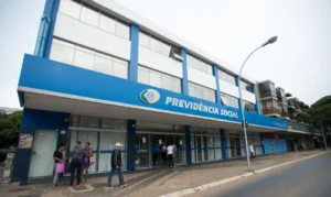 Aposentados e pensionistas do Instituto Nacional do Seguro Social (INSS) começam a receber nesta quarta-feira (24) a antecipação do décimo terceiro.