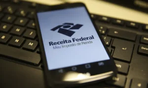 A hora de declarar o Imposto de Renda está chegando e já começa a movimentar os contribuintes do nosso país, que buscam por dicas e formas de evitar problemas com a Receita Federal. O calendário oficial ainda não foi divulgado pelo órgão, mas a expectativa é de que o prazo para entrega das declarações siga o padrão dos últimos anos: do meio de março ao fim de maio. Segundo Giovana Naya, advogada especialista em Direito Tributário e Proteção Patrimonial, a organização é fundamental neste período que antecede o início do prazo. "Além de garantir agilidade no preenchimento da declaração, uma boa organização previne erros que podem levar o contribuinte a cair na malha fina”. Segundo dados do site da Receita Federal, em 2024, 45,48 milhões de declarações foram enviadas, mas 1,47 milhão (3,2%) ficaram retidas na malha fiscal. As principais razões incluíram deduções com despesas médicas (57,4%) e omissão de rendimentos (27,8%). “Cair na malha fina pode significar atraso na restituição, multas e até mesmo fiscalizações mais rigorosas”, alerta Naya. Para evitar possíveis transtornos, a advogada comenta os 6 principais erros que podem fazer sua declaração cair na malha fina, apontados pelo Fisco. Confira a lista e as orientações: 🔹1. Despesas médicas não confirmadas ou não dedutíveis As despesas médicas lideraram os motivos de retenção na malha fina em 2024. Esse problema ocorre quando o valor declarado não é confirmado pelo profissional médico, clínica ou hospital. Por isso, é fundamental guardar os comprovantes por pelo menos 5 anos. Além disso, gastos com nutricionista, óculos, cadeira de rodas e medicamentos, por exemplo, não são dedutíveis, a menos que estejam incluídos na conta hospitalar. 🔹2. Omissão de rendimentos não tributáveis A omissão de rendimentos foi o segundo maior motivo de retenção em 2024. O erro ocorre quando o contribuinte deixa de declarar rendimentos eventuais, como trabalhos freelancer, por exemplo, ou ainda quando lançam valores inferiores aos recebidos. Outro ponto de atenção envolve os dependentes, como cônjuge ou filhos. 🔹3. a 6. Divergências de informações Do terceiro ao sexto lugar, aparecem inconsistências relacionadas à declaração de valores específicos, como diferenças no Imposto Retido na Fonte (9,4%), deduções de incentivo (2,7%), rendimentos recebidos acumuladamente (1,6%) e o imposto pago durante o ano de 2023 (1,1%). Esses problemas, juntos, representam cerca de 15% das retenções na malha fiscal. “Essas inconsistências geralmente ocorrem quando os valores declarados pelo contribuinte não batem com os dados fornecidos pelas fontes pagadoras ou instituições responsáveis. Qualquer divergência pode levar a uma retenção, por isso é essencial revisar cuidadosamente os comprovantes e as informações fornecidas no momento da declaração”, orienta Giovana Naya.