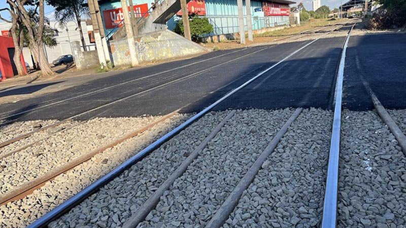 Mulher é atingida por trem em Americana enquanto atravessava passagem de nível