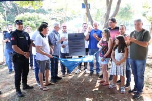 Com investimento aproximado de R$230 mil em recursos próprios do município, a área de lazer ganhou um novo e protegido Espaço Kids, com a instalação de brinquedo multiuso, assim como um Espaço Pet Legal.