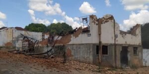 Salão antigo caiu no final da manhã desta quinta-feira, na rua Carioba