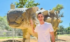 Parque dos Ipês em Santa Bárbara ganha réplicas em escala real de dinossauros