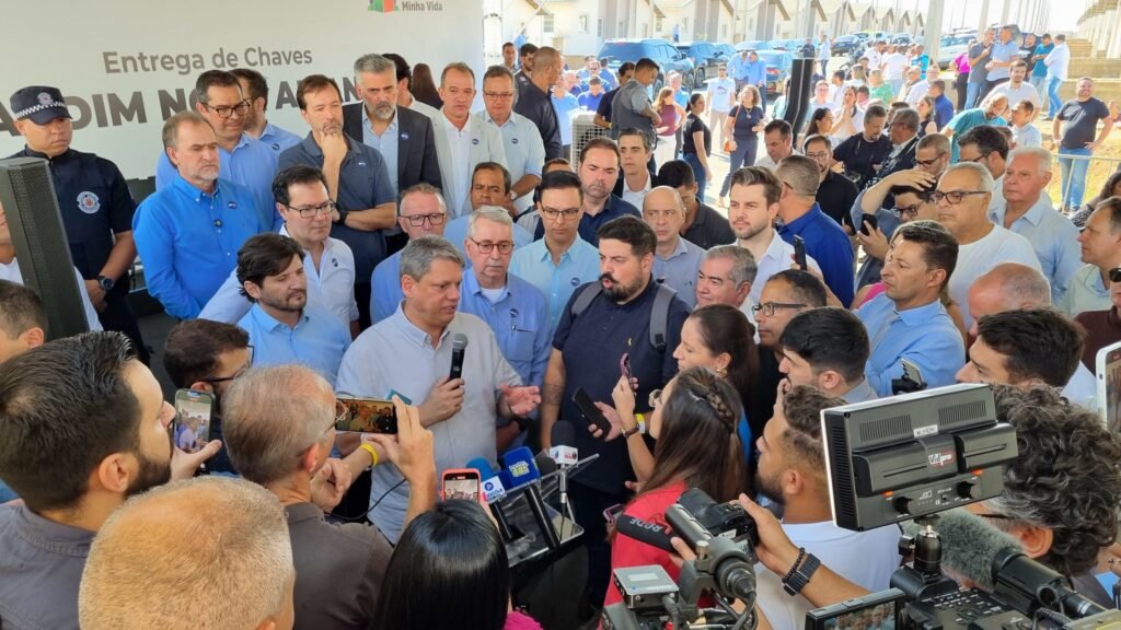 Prefeito Chico entrega 530 casas ao lado do governador Tarcísio