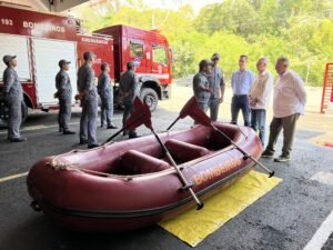 Prefeito Chico entrega balsa de salvamento ao Corpo de Bombeiros de Americana