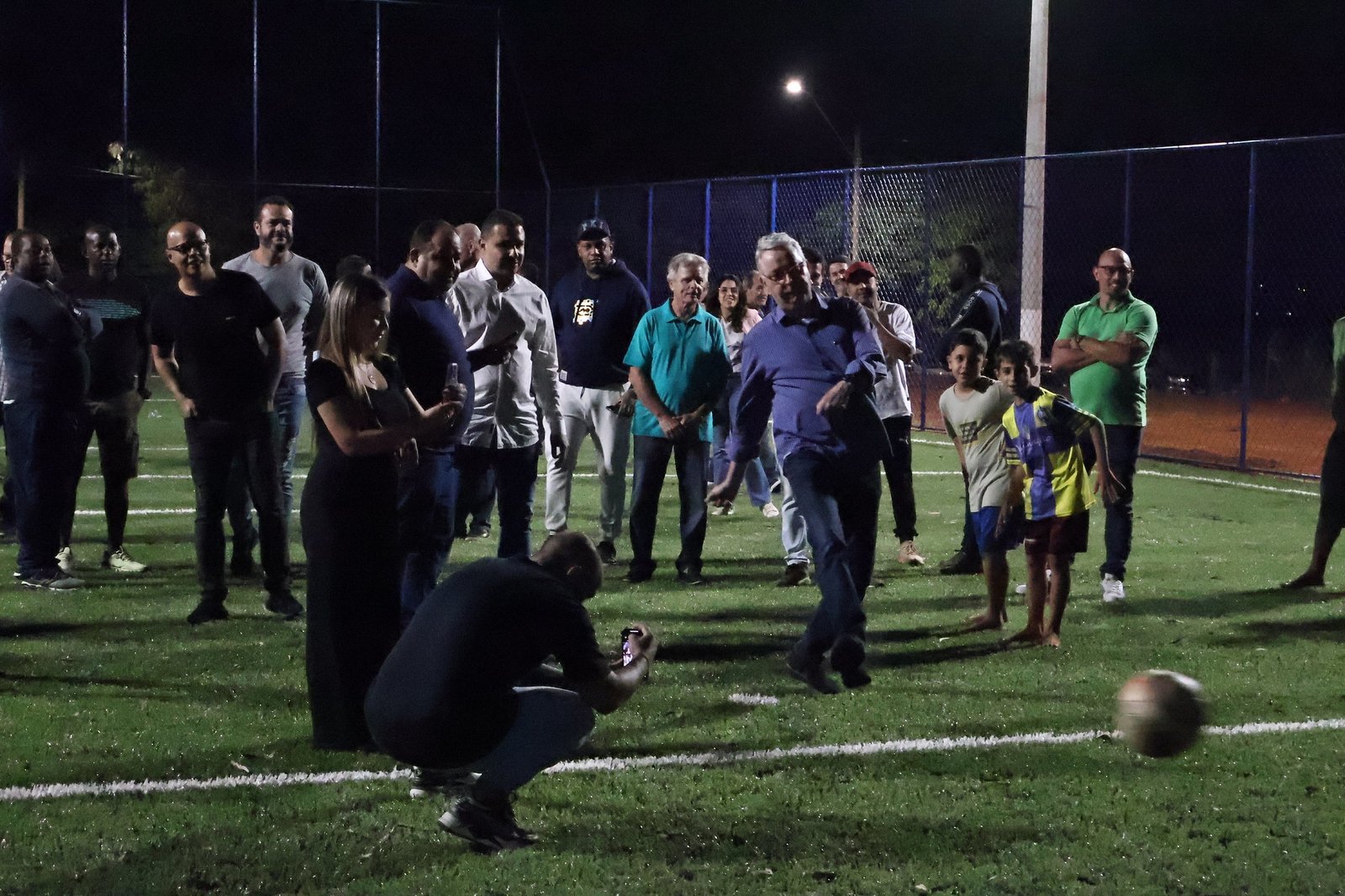 Prefeito Chico inaugura novo campo de futebol society do Jardim Guanabara