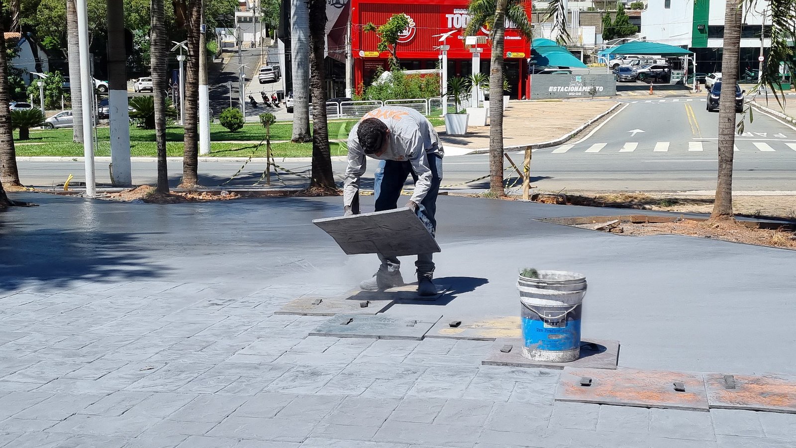 Prefeitura inicia concretagem da nova praça da Avenida Brasil