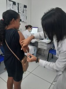 Campanha de vacinação contra dengue começou nesta quinta-feira.