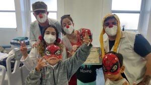 Grupo de palhaços voluntários realiza visitas regulares à unidade para entreter pacientes, acompanhantes e funcionários.