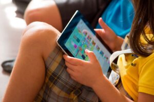 Secretaria da Educação do Estado de São Paulo informou que trabalha as plataformas digitais como recursos tecnológicos agregadores na produção pedagógica desenvolvida em sala de aula e que, ‘de maneira alguma, elas substituem o trabalho do professor’.
