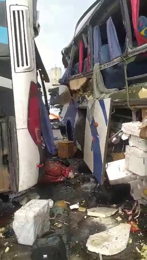 Ônibus colide contra posto de gasolina e deixa feridos em Limeira