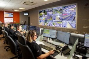 Durante todo o feriado o Centro de Controle Operacional da concessionária vai monitorar 24 horas por dia todo o sistema viário, em conjunto com o Polícia Militar Rodoviária, por meio dos equipamentos do sistema de monitoramento de tráfego.