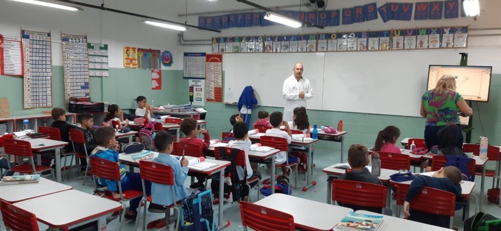 Alunos da escola Alcindo Soares recebem avaliações da equipe de Saúde Bucal