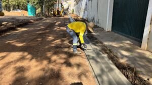 Americana instala guias e sarjetas em ruas da região da Praia dos Namorados