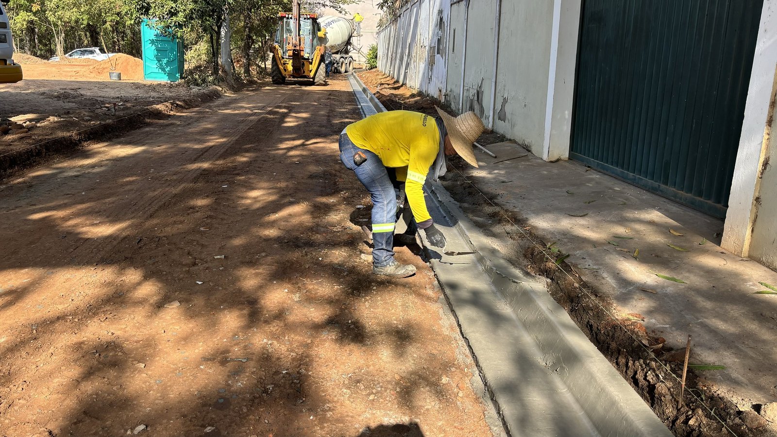 Americana instala guias e sarjetas em ruas da região da Praia dos Namorados