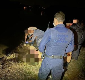 Após a remoção do corpo da água, foi possível observar mais detalhes sobre as amarras e os objetos utilizados, sugerindo uma possível ação deliberada para ocultar o cadáver.