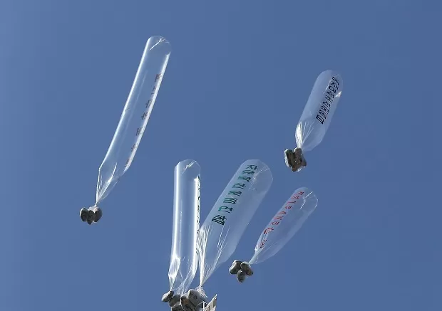 Coreia do Norte envia balões com fezes e lixo à Coreia do Sul e diz que vai mandar mais