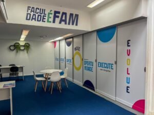 Coworking FAM é um espaço totalmente gratuito, alinhado com as necessidades de flexibilidade do mundo contemporâneo, oferecendo conveniência com estrutura de mesas para reunião, tomadas para recarregar celulares, além de um espaço seguro para os profissionais.