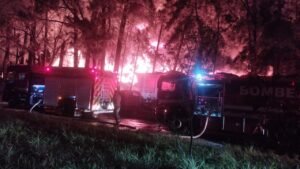 O incêndio, que começou no início da noite de sexta-feira, rapidamente se alastrou pela área do depósito, causando uma intensa labareda que pôde ser vista à distância.